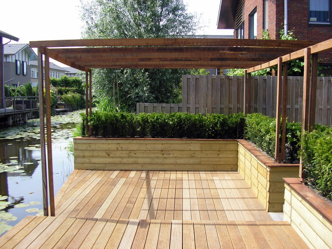 tuin met vijver vlonder en overkapping waarom een pergola in uw tuin hpg hoveniers legt het u uit tuin met vijver vlonder en overkapping waarom een pergola in uw tuin hpg hoveniers legt het u uit